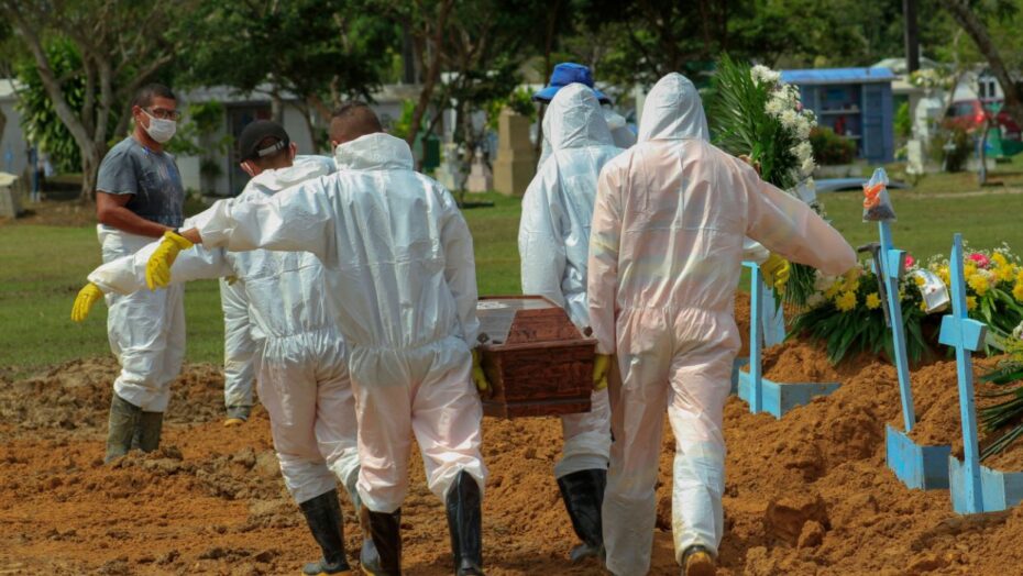 Brasil chega a 250 mil mortos com ritmo acelerado de óbitos por Covid-19; especialistas culpam falta de medidas de isolamento