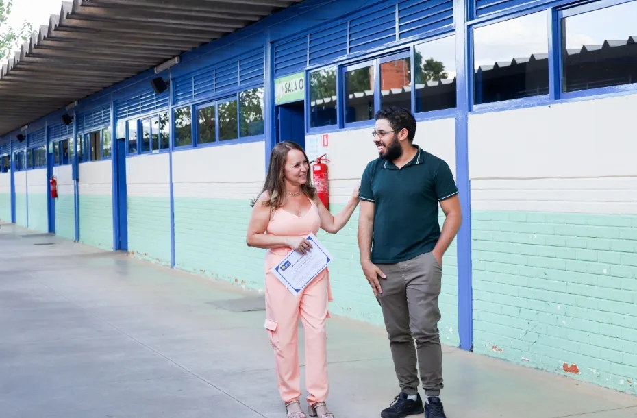 Ex-aluno da rede pública do DF reencontra professora 25 anos depois para agradecer por lição de vida