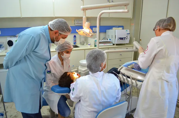 Câmara Legislativa homenageia 45 anos do curso de odontologia da UnB