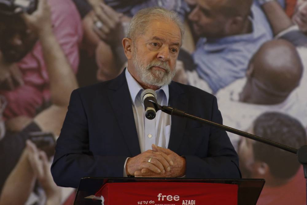 Juiz da Lava Jato de Curitiba mantém bloqueio de bens de Lula ao enviar processos do petista ao Distrito Federal