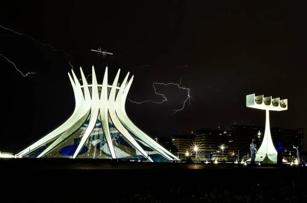 Raios deixaram mais de 300 mil pessoas sem luz no DF, em 2025