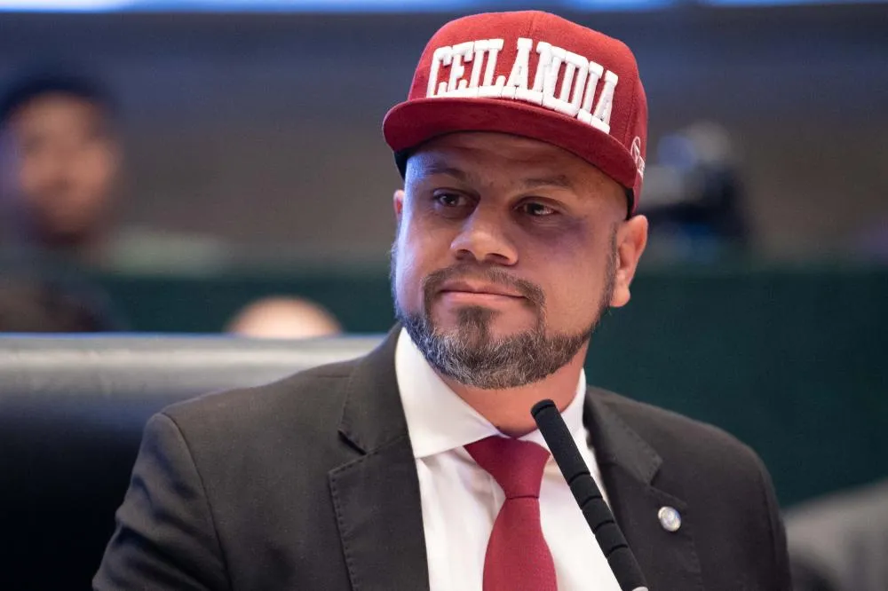 Entrou em vigor lei que garante direito à iluminação nas paradas, passarelas, passagens e faixas de pedestre