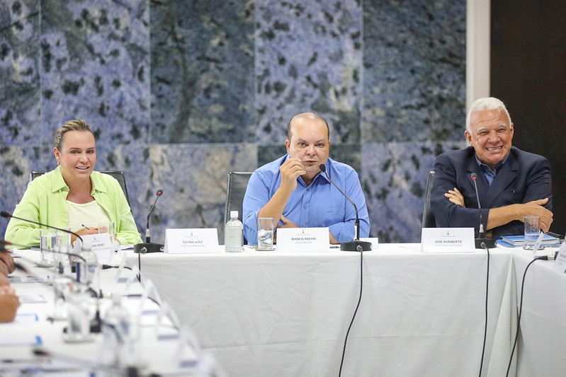 Ibaneis promove encontro de trabalho com administradores
