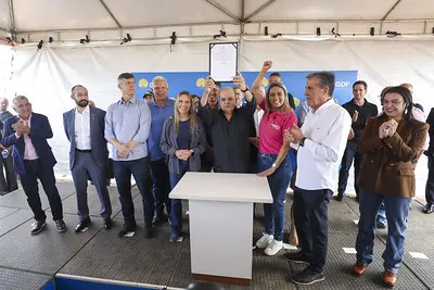 Ibaneis Rocha assina ordem de serviço para expansão do BRT Sul, em Santa Maria