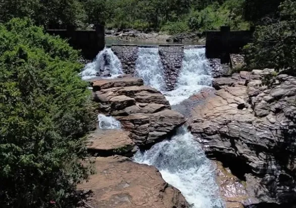 Morre menina de 9 anos que se afogou em cachoeira de Pirenópolis