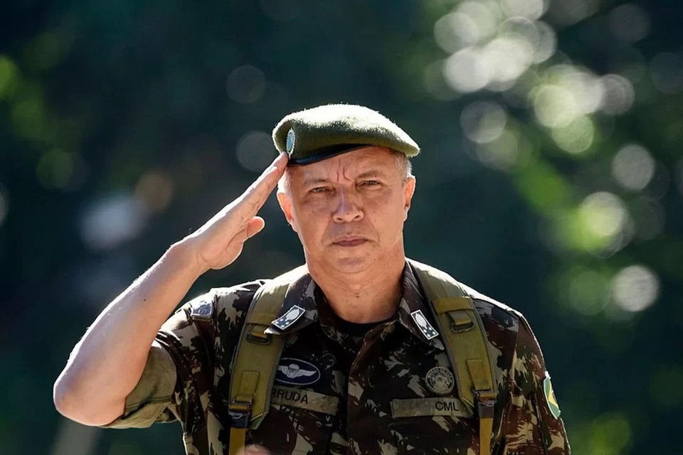 General Arruda perdeu o comando do Exército após enfrentar Lula