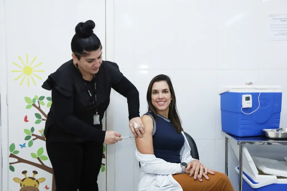 GDF inicia vacinação contra dengue para profissionais de saúde que atuam em linha de frente