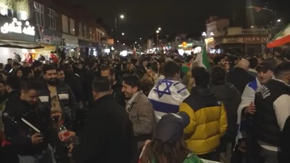 Londres: Iranianos lotam ruas em celebração à morte de Khamenei