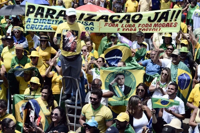 Manifestação bolsonarista reúne apoiadores e parlamentares em Brasília