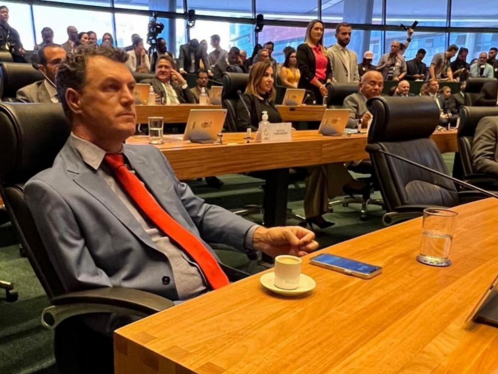 Deputado quer proibir cobrança de cartão de vacinação da Covid no DF