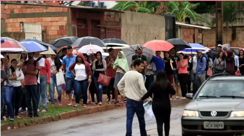 Sob chuva, 1,5 mil enfrentam fila em busca de emprego no DF