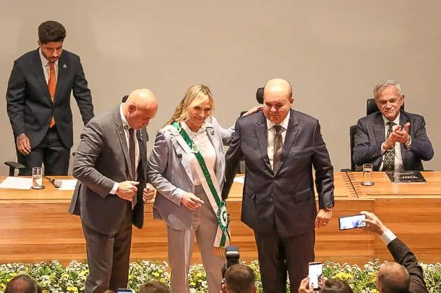 Sessão na Câmara Legislativa oficializa transmissão de cargo e Celina Leão assume o GDF