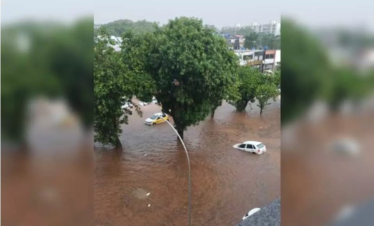 Brasilienses enfrentam temporal, vento forte e alagamento
