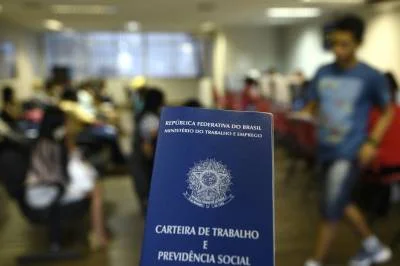 Agências do trabalhador oferecem vagas de garçom com salário de R$ 3,5 mil