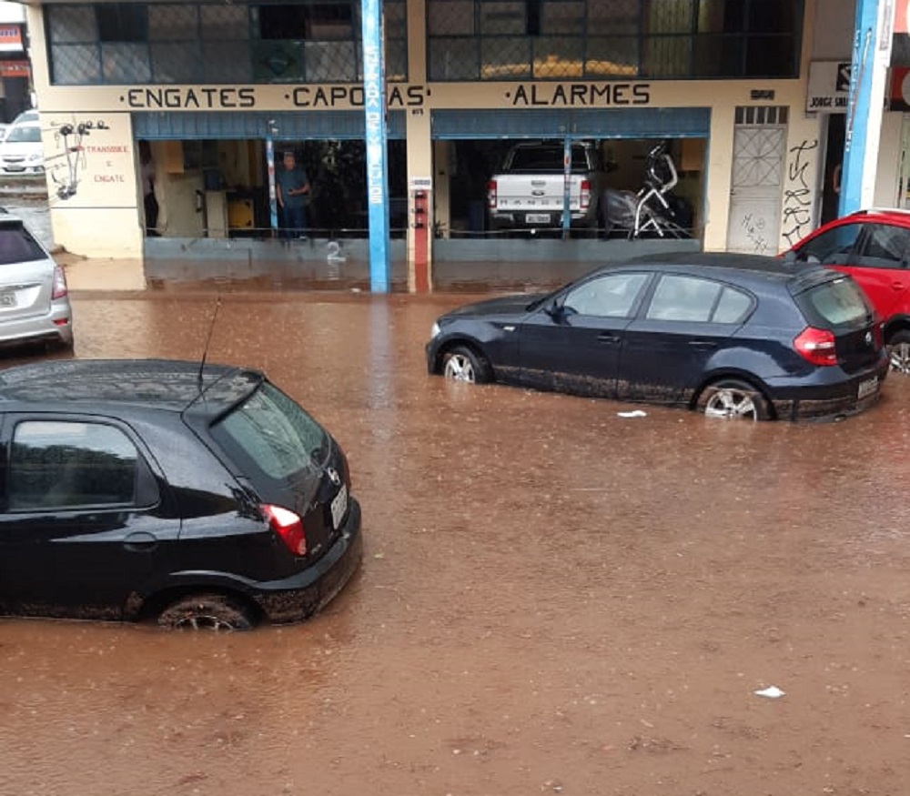 Temporal, queda de energia e fortes ventos assustam moradores do DF