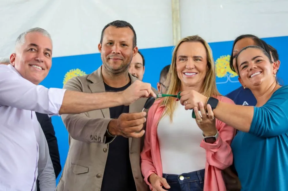 Governadora Celina Leão entrega 15 novos micro-ônibus para reforço de linhas no Paranoá e no Itapoã