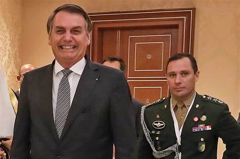 PF prende Mauro Cid e faz buscas na casa de Bolsonaro