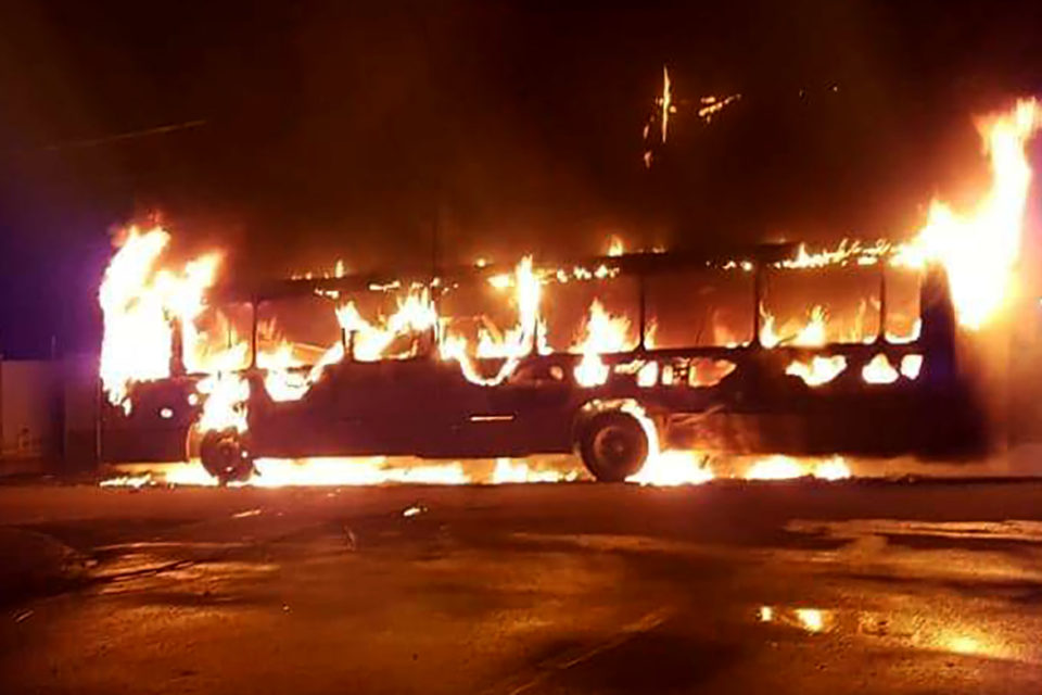 35 ônibus foram incendiados no Brasil neste ano