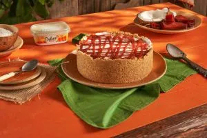 Receita de Torta de Sorvete de Tapioca com Coco e Calda de Goiabada