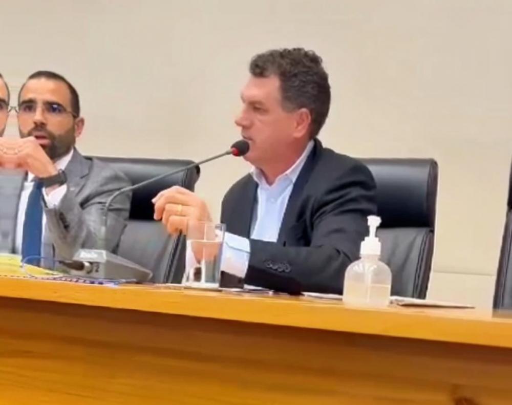 De autoria do deputado Iolando (MDB), projeto determina prioridade à PCD em concessionárias de serviços públicos