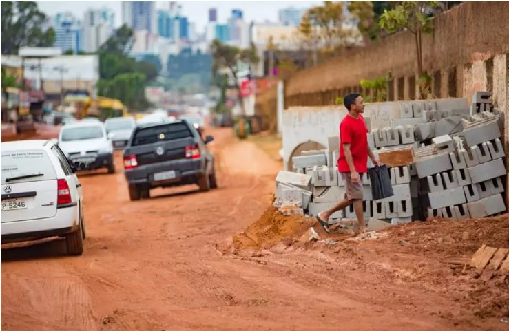 Moradores de Vicente Pires protestam contra demora nas obras