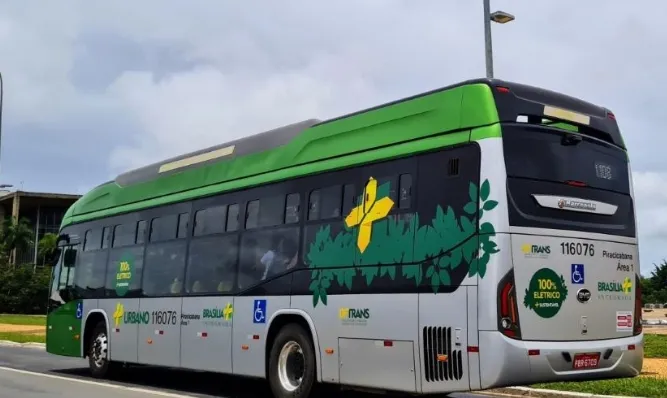 Dezoito ônibus elétricos começam a atender 26 linhas no DF