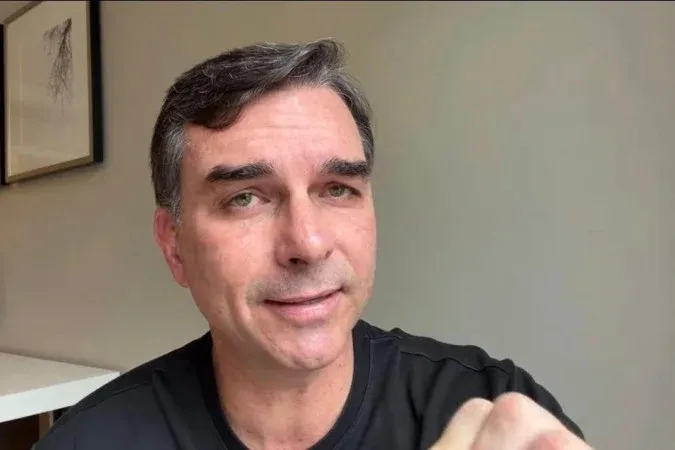 Flávio Bolsonaro critica operação da PF contra o pai e fala em “cortina de fumaça”