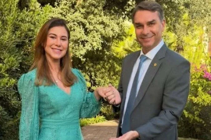 Após atrito com Michelle, mulher de Flávio ganha espaço em pré-campanha