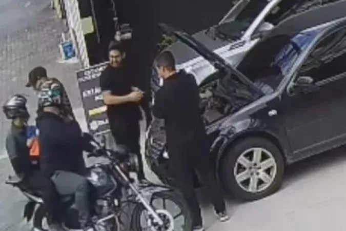 Policial de folga atira em homens que 'brincaram' de assaltá-lo
