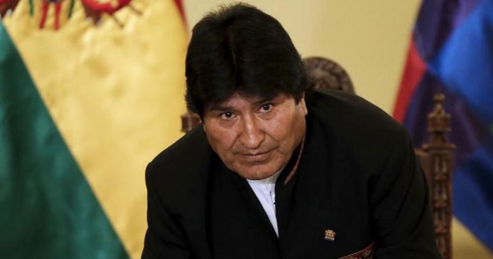 Evo Morales, cai de joelhos diante de Deus