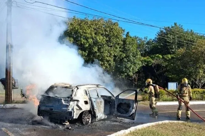 Incêndio atinge carro no Park Way e motorista solicita perícia do CBMDF