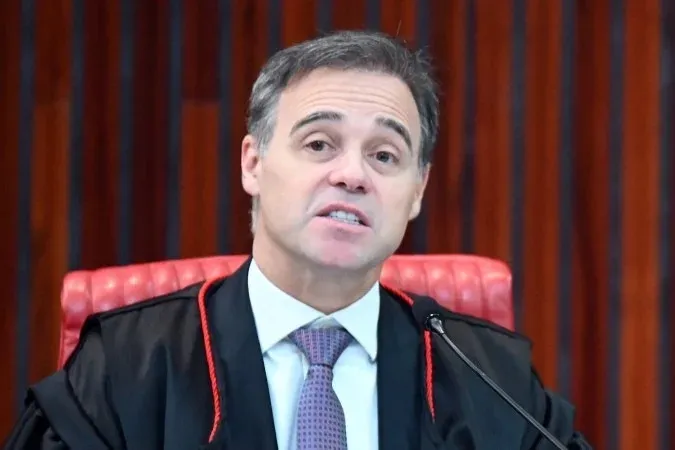 Mendonça vota para manter remoção de posts que ligam Flávio à retirada do título de Padroeira