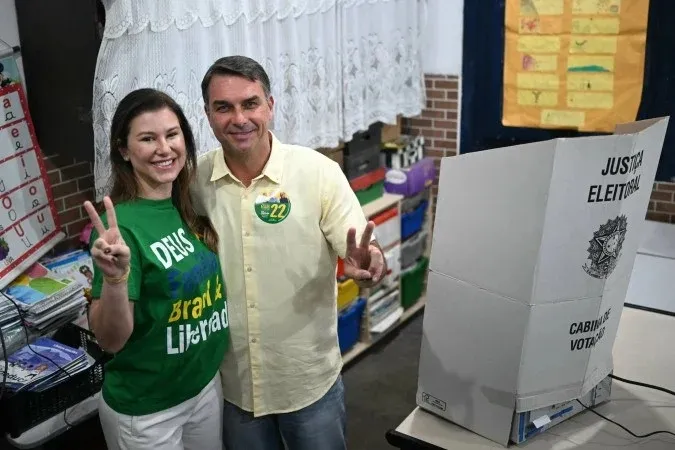 Flávio Bolsonaro vota no Rio ao lado da esposa e segue para Brasília