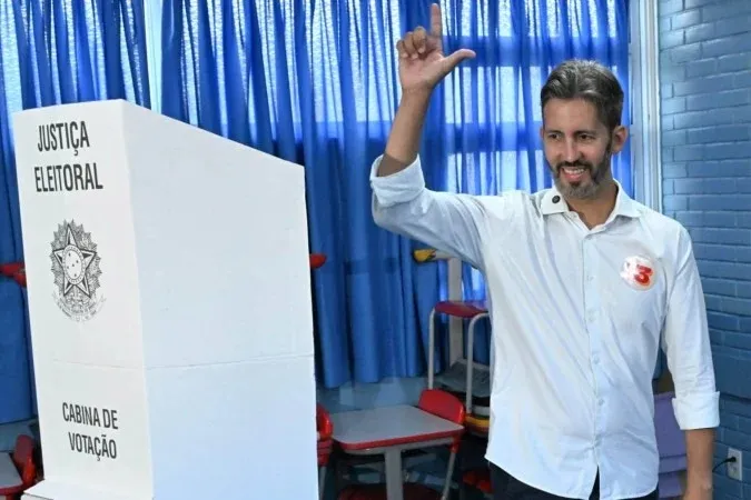Leandro Grass vota no Guará e demonstra confiança na decisão das urnas