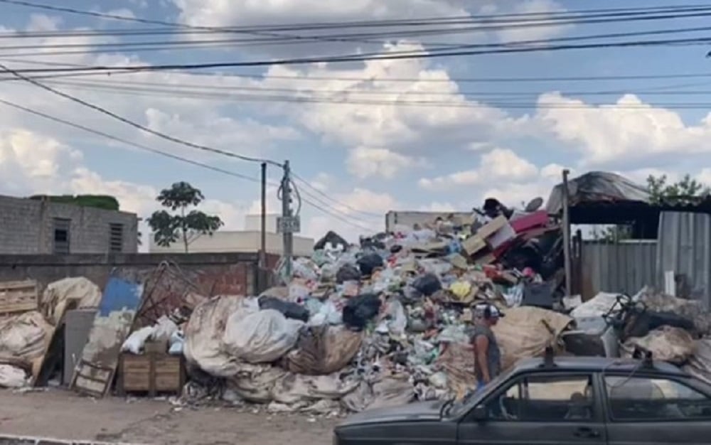 Homem acumula lixo a ponto de o entulho invadir calçada