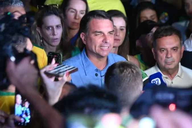 Flávio Bolsonaro surpreende, vence Lula e larga na frente no 2º turno
