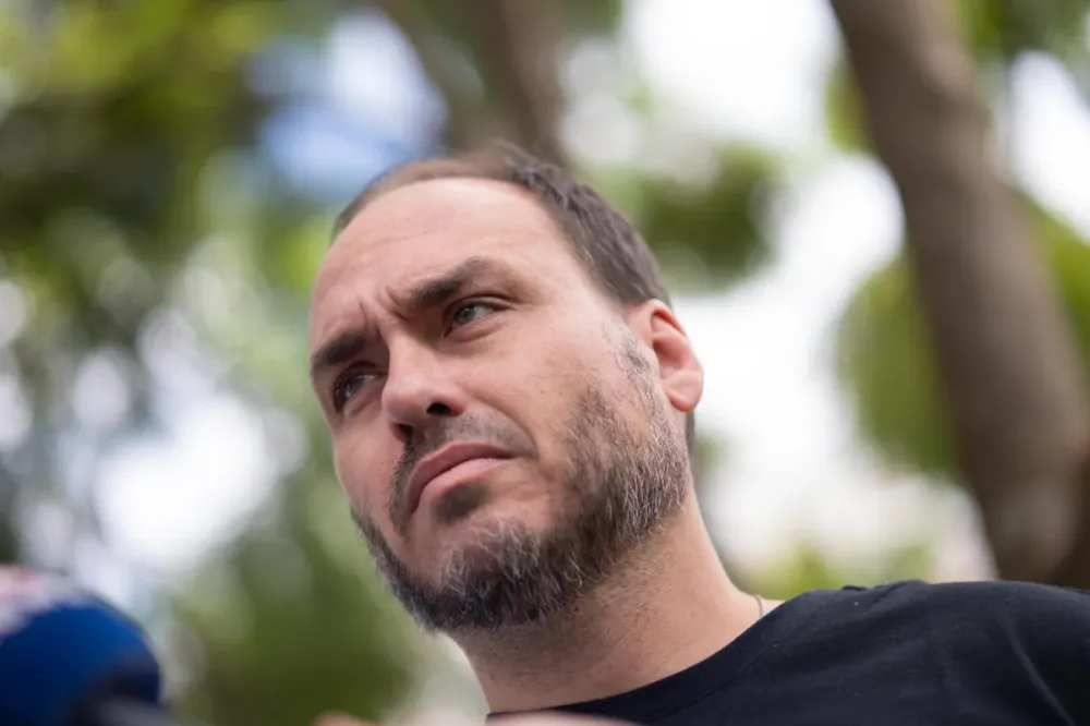 Carlos diz que Bolsonaro está “feliz com o que está acontecendo no Brasil”. Veja vídeo