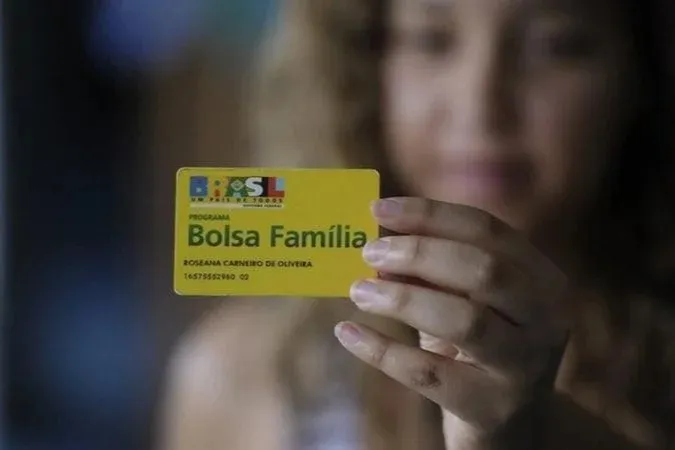 Governo Lula paga Bolsa Família reajustado a partir desta segunda (19)