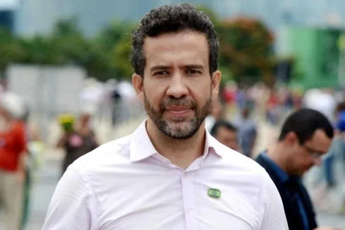 Após debate, Janones é internado na UTI com arritmia grave