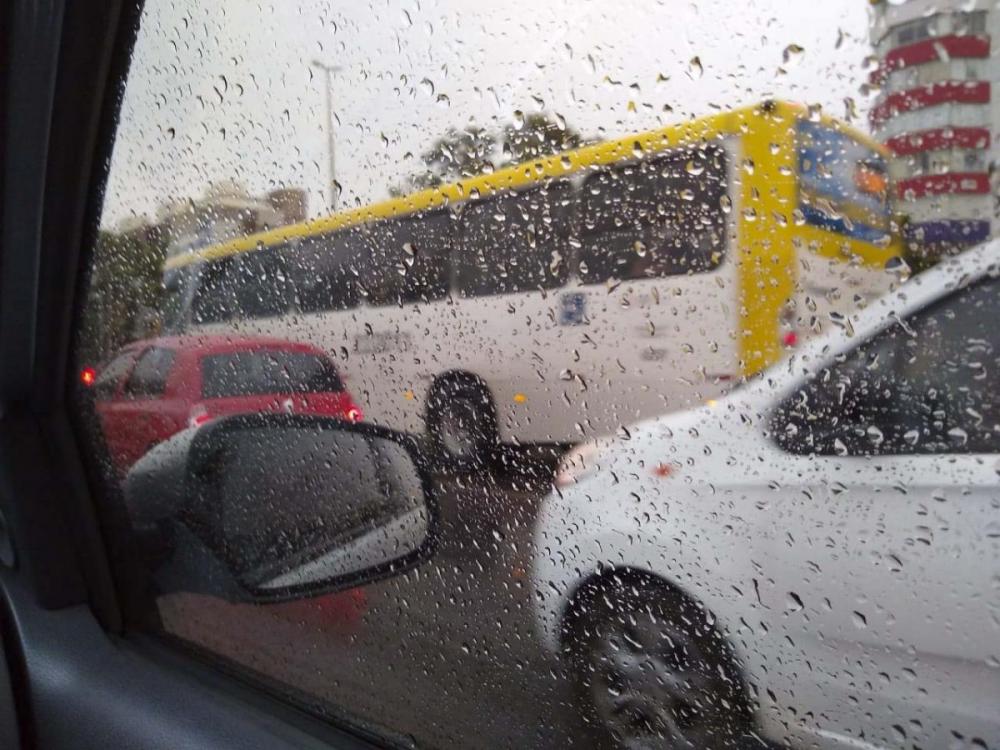 Chuva deixou trânsito pesado nas principais vias do DF