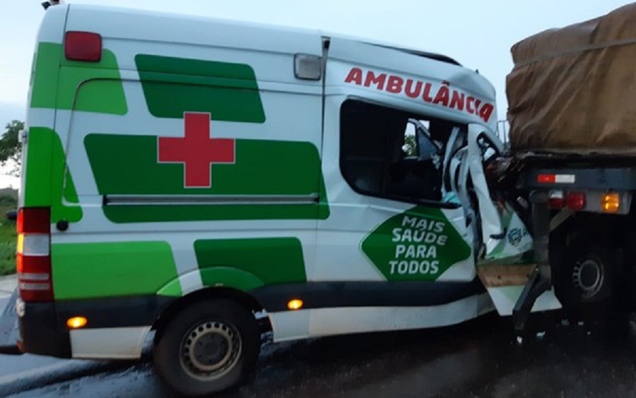 Técnica de enfermagem morre e motorista fica ferido após ambulância bater em caminhão