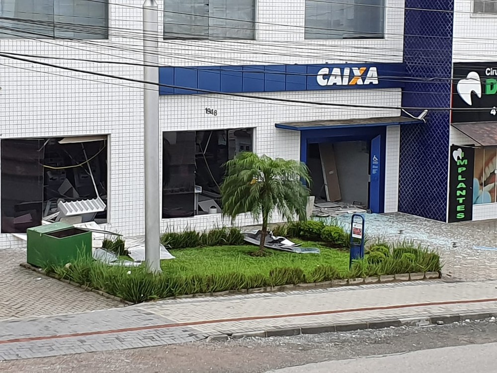 Criminosos explodem agência bancária 