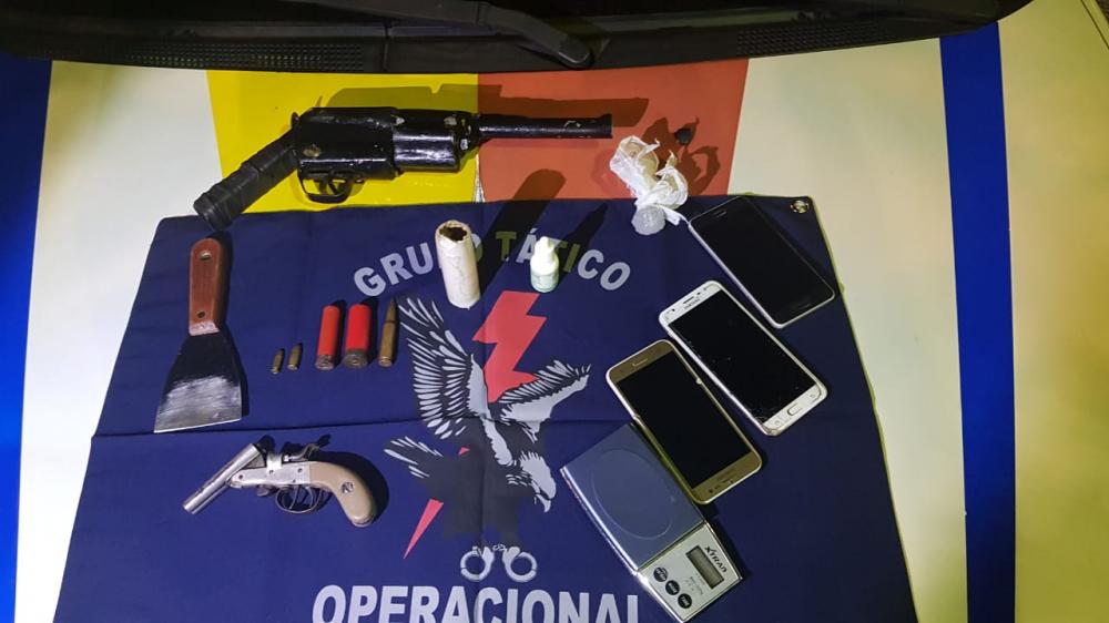 Suspeito de agredir a companheira é preso com armas, munições e drogas