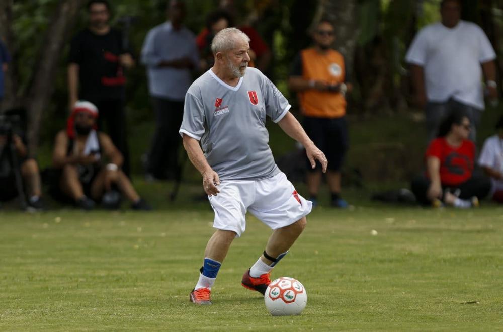 Lula e Chico Buarque disputam partida de futebol em São Paulo