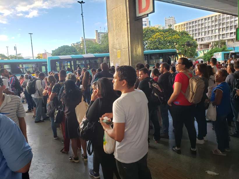Filas marcam primeiro dia de embarque para o Entorno na Rodoviária do Plano