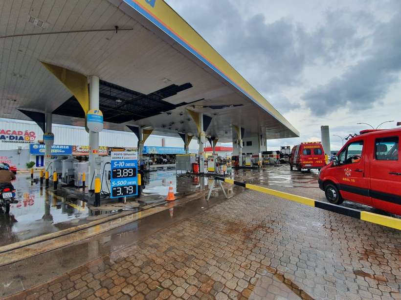 Teto de posto de gasolina desaba em Ceilândia; frentista é levada ao HRT