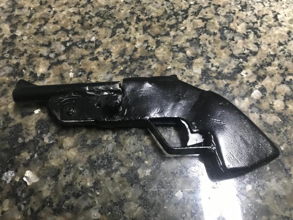 Mãe entrega arma que filho guardava em casa