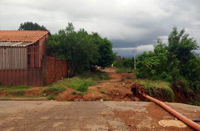 Cratera ameaça derrubar casas em Águas Lindas