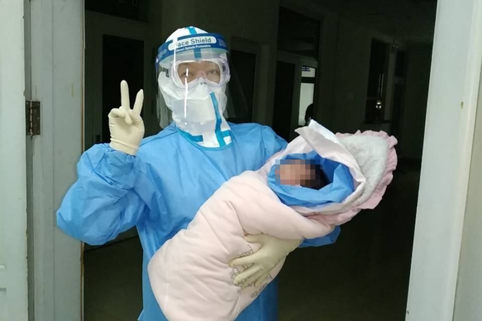 Mulher com coronavírus dá à luz bebê em hospital na China