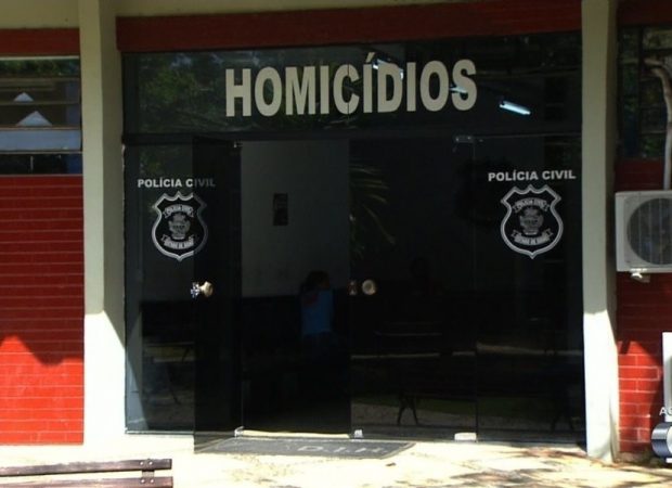 Suspeito de atirar na ex e matar atual namorado dela se entrega
